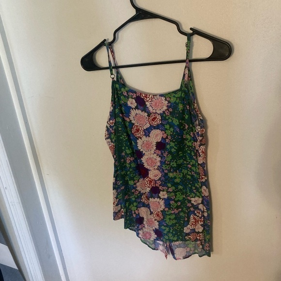 Cabi sleeveless shirt in size small. Features a flower design and has buttons - Picture 3 of 3